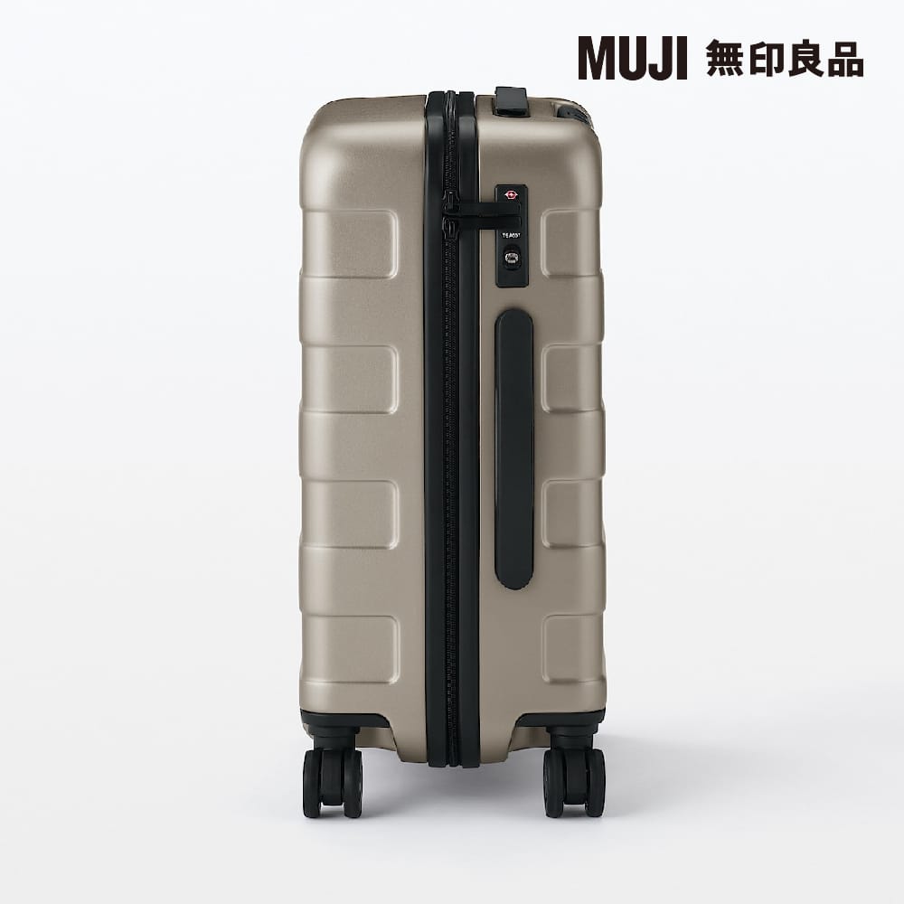 行李箱推薦 TOP 2：MUJI 無印良品四輪硬殼止滑拉桿箱