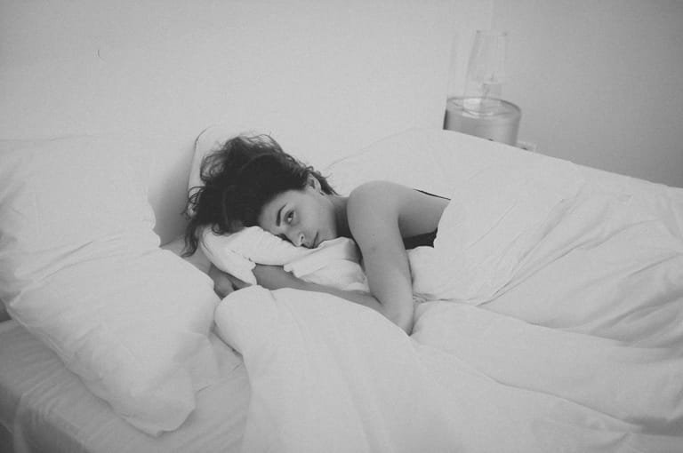 「睡眠」可以讓身體和大腦獲得適當休息及恢復，這是擁有健康生活不可或缺的部分。然而，許多人都面臨著睡眠障礙問題，如失眠、睡不著和經常醒來等。長期來講，會導致身理和心理健康問題出現，如疲勞、注意力不集中等。因此，我們需要尋找有效的方法來改善睡眠障礙，以提高睡眠品質和健康水平。在這篇文章中，小編會分享一些讓你睡得更香甜的方法，如改變生活習慣、睡眠空間等，來幫助你改善睡眠障礙，讓你擁有更好的睡眠品質和健康生活。
