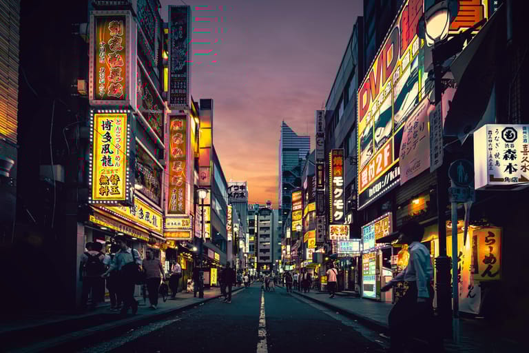 工作之餘，記得為自己安排一趟日本旅遊，好好犒賞自己！